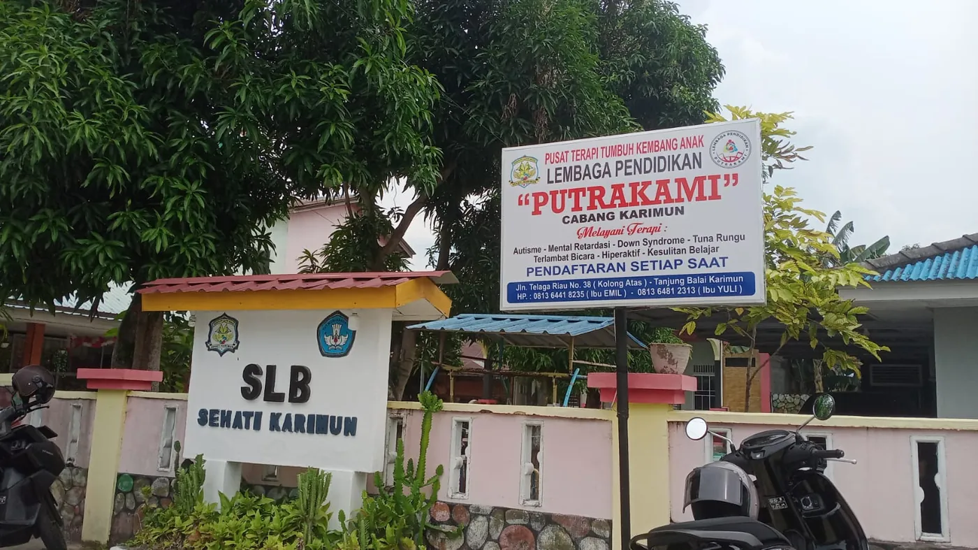 Papan nama SLB Sehati Karimun di depan gedung sekolah