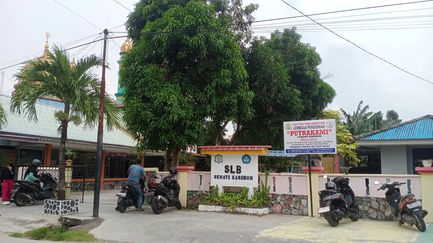 Gedung SLB Sehati Karimun tampak dari jalan