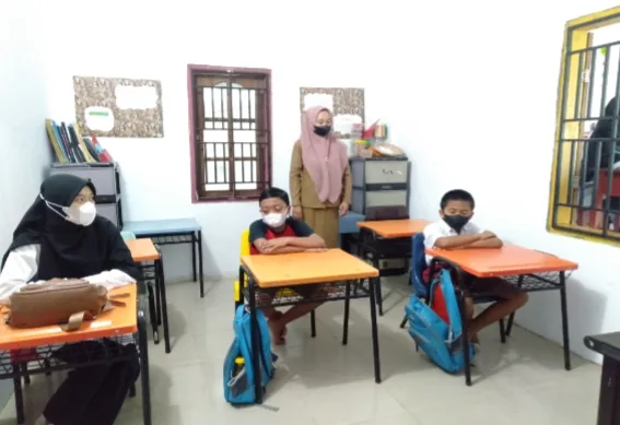 Siswa belajar di kelas didampingi guru
