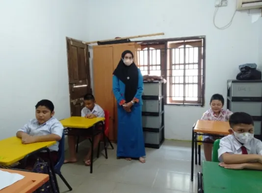 Siswa dan guru di kelas siang