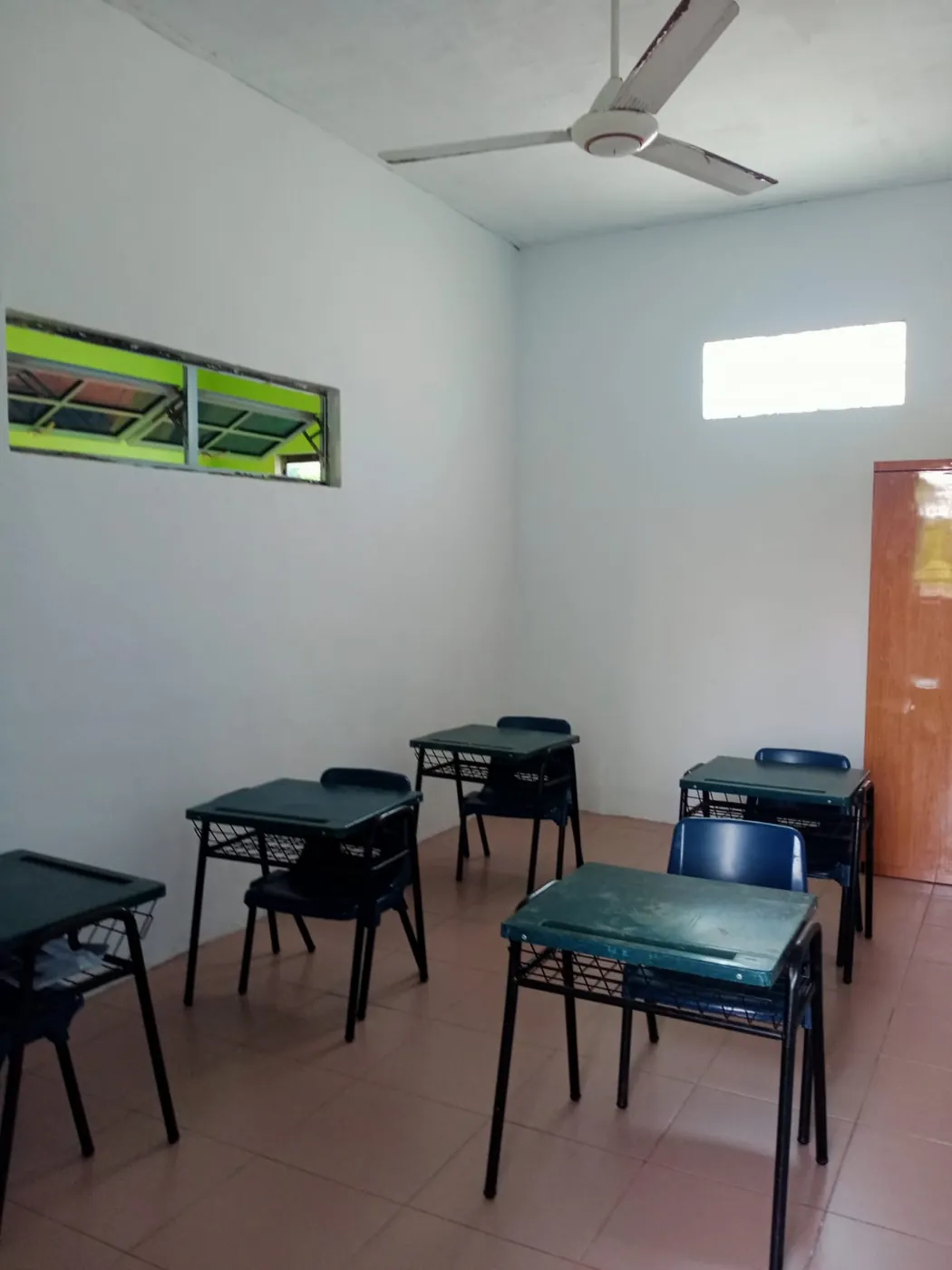 Ruang kelas dengan meja belajar kecil