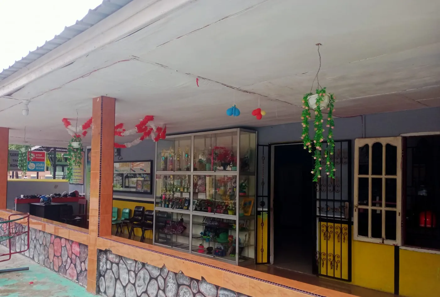 Teras kelas SLB Sehati yang teduh dan dihias warna-warni